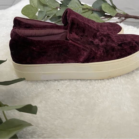 Steve Madden Burgundy Gills Crushed Velvet Platform Slip-on Sneakers - Picture 6 of 11
